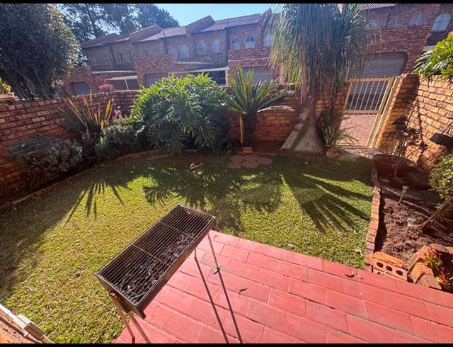3 BEDROOM TOWNHOUSE FOR SALE IN CLUBVILLE